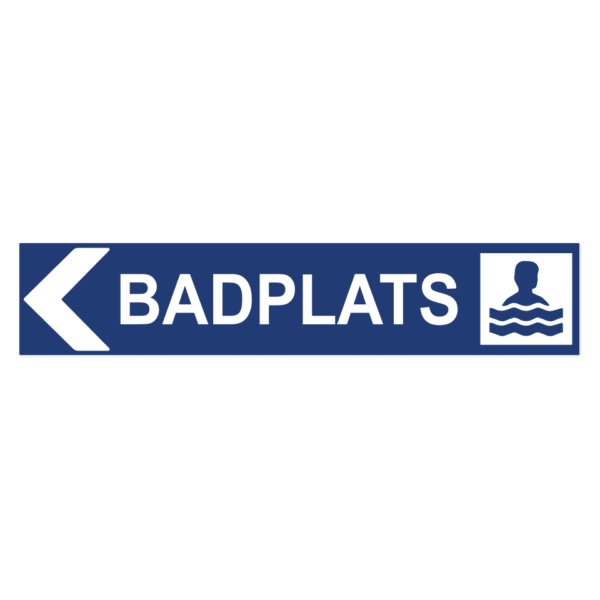 Skylten - Badplats pil vänster. Skylt för badplats med vänsterpil, hjälper besökare att hitta rätt badplats. Tillgänglig i olika material av aluminium för vägg- eller stolpmontage.