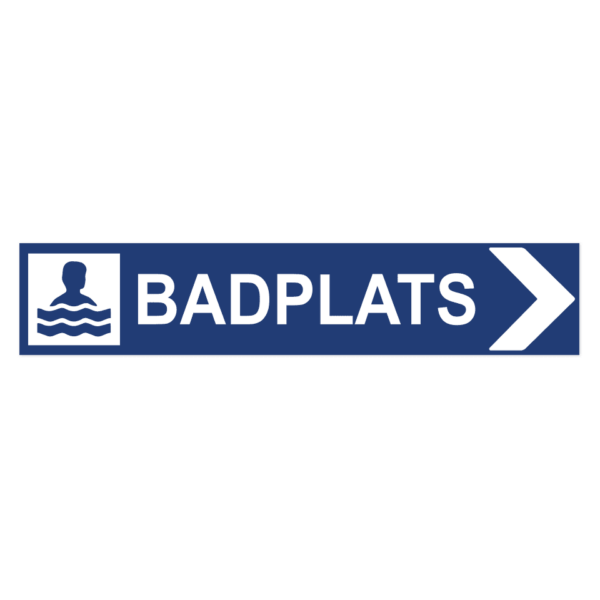 Skylten - Badplats pil höger. Skylt för badplats med högerpil, hjälper besökare att hitta rätt badplats. Tillgänglig i olika material av aluminium för vägg- eller stolpmontage.