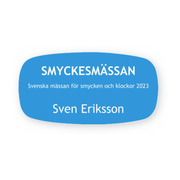 Namnskylt Blå med vit text-skylten har storleken 62x32mm och tillverkas i materialet Rundad rektangel. Denna standardskylt kan anpassas så att du kan skapa din egen version av skylten.