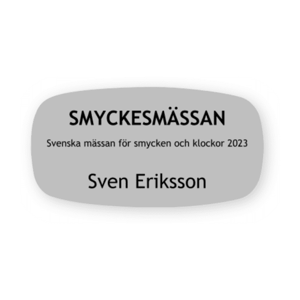 Namnskylt Silver med svart text-skylten har storleken 62x32mm och tillverkas i materialet Rundad rektangel. Denna standardskylt kan anpassas så att du kan skapa din egen version av skylten.