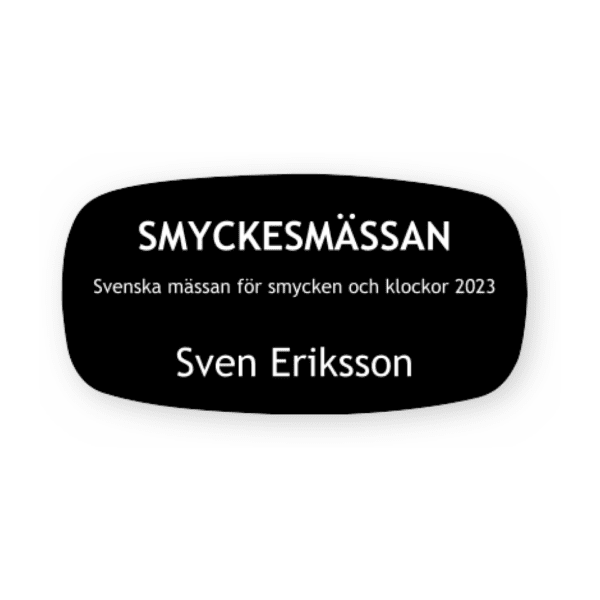 Namnskylt Svart med vit text-skylten har storleken 62x32mm och tillverkas i materialet Rundad rektangel. Denna standardskylt kan anpassas så att du kan skapa din egen version av skylten.