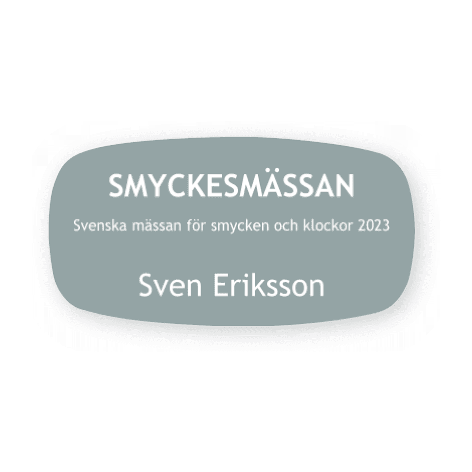 Namnskylt Grå med vit text-skylten har storleken 62x32mm och tillverkas i materialet Rundad rektangel. Denna standardskylt kan anpassas så att du kan skapa din egen version av skylten.