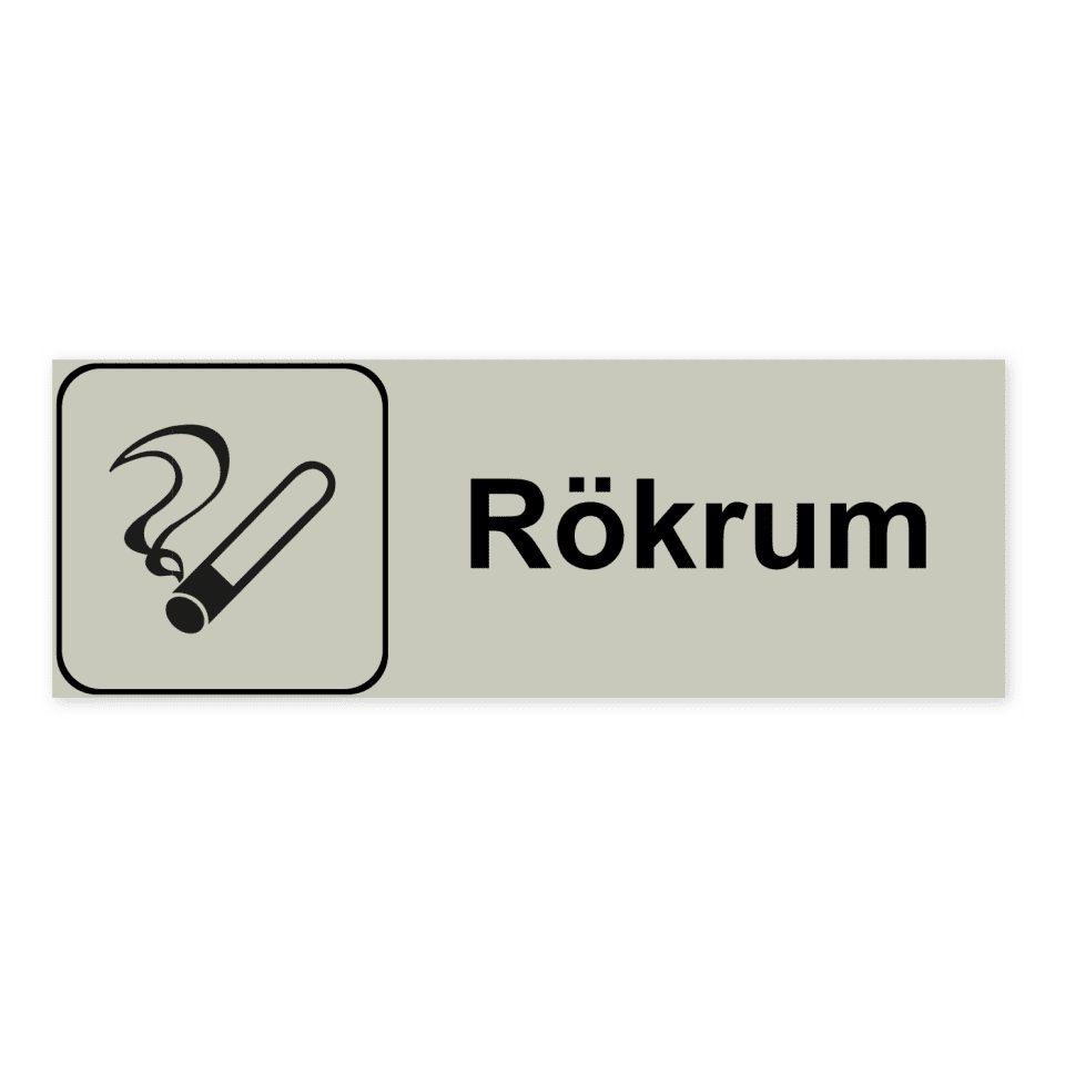 Rökrum -skylten har storleken 225x80mm och tillverkas i materialet Natureloxerad aluminium 1mm. Denna standardskylt kan anpassas så att du kan skapa din egen version av skylten.