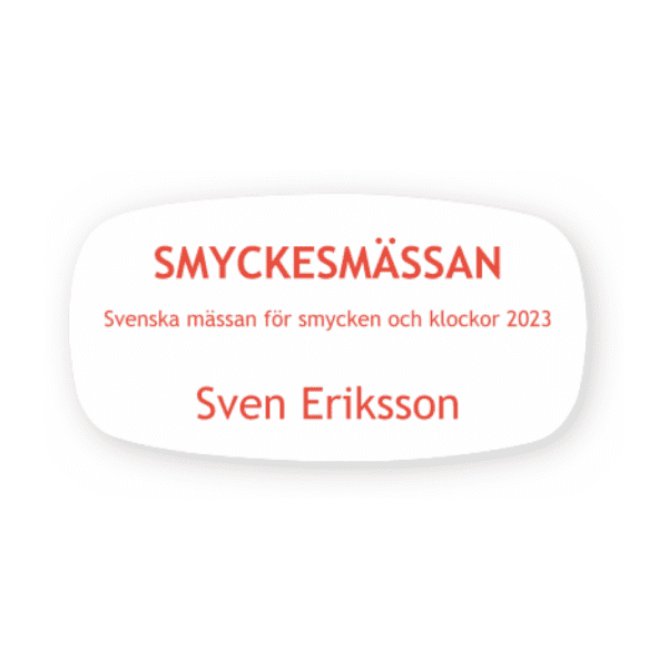 Namnskylt Vit med röd text-skylten har storleken 62x32mm och tillverkas i materialet Rundad rektangel. Denna standardskylt kan anpassas så att du kan skapa din egen version av skylten.