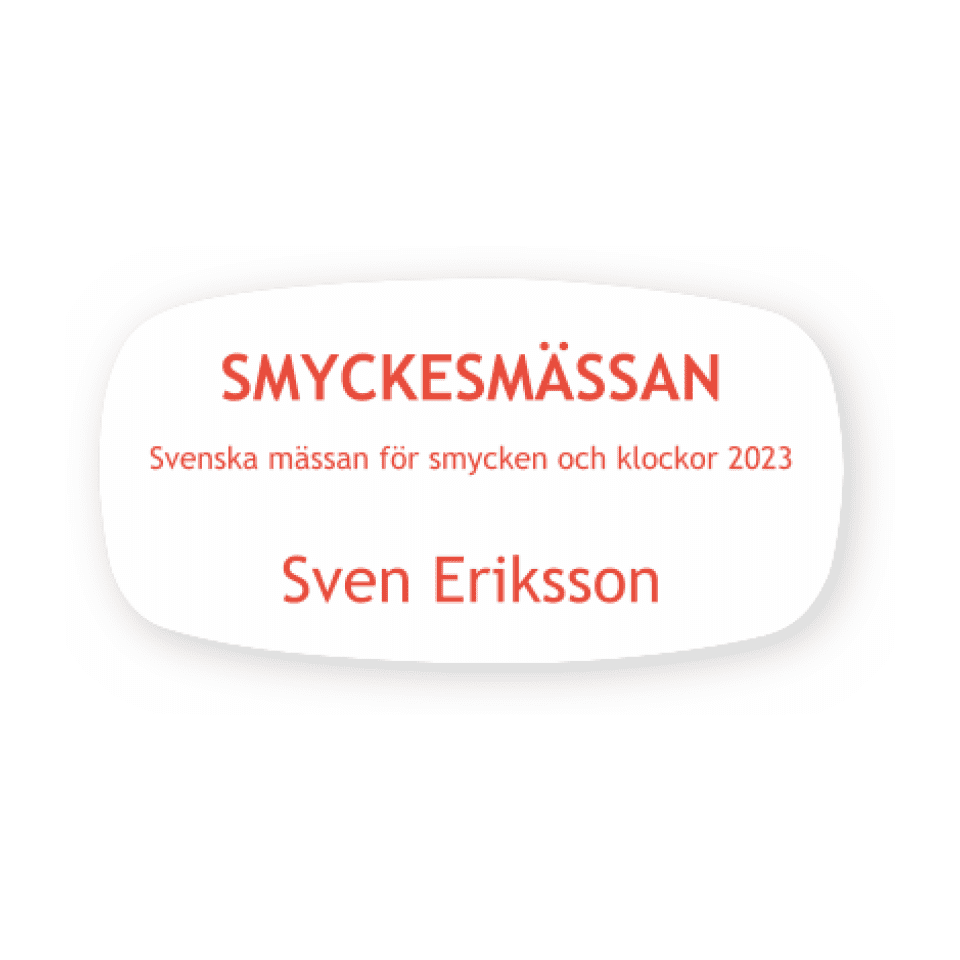 Namnskylt Vit med röd text-skylten har storleken 62x32mm och tillverkas i materialet Rundad rektangel. Denna standardskylt kan anpassas så att du kan skapa din egen version av skylten.