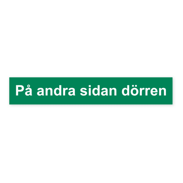 På andra sidan dörren-skylten har storleken 210x35mm och tillverkas i materialet Dekal. Denna standardskylt kan anpassas så att du kan skapa din egen version av skylten.