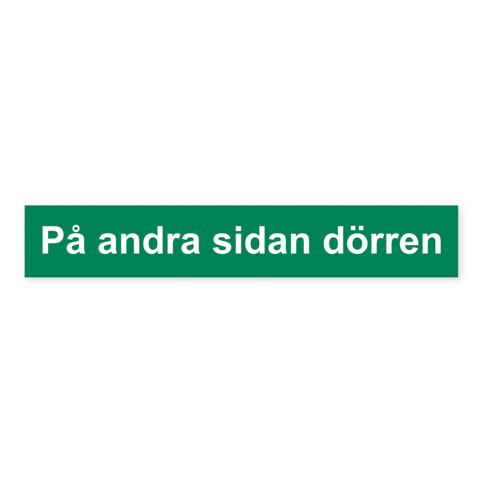 På andra sidan dörren-skylten har storleken 210x35mm och tillverkas i materialet Dekal. Denna standardskylt kan anpassas så att du kan skapa din egen version av skylten.